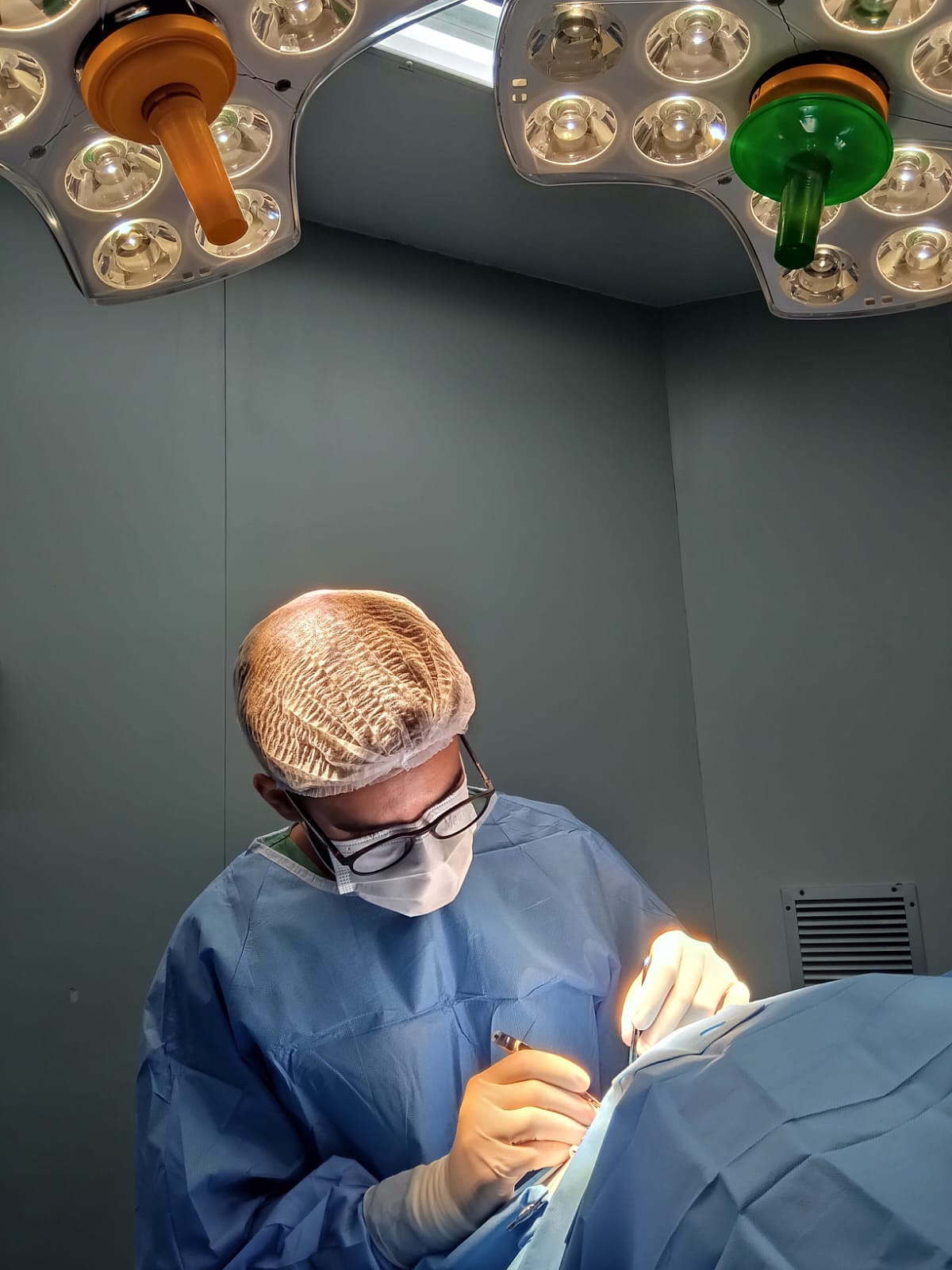 Dr. Filipe Raimundi durante uma cirurgia de estrabismo